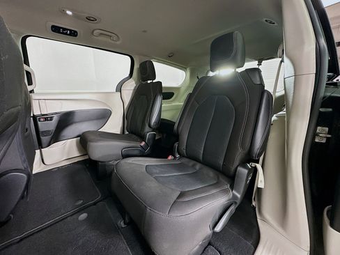 Used 2023 Chrysler Voyager LX image 23