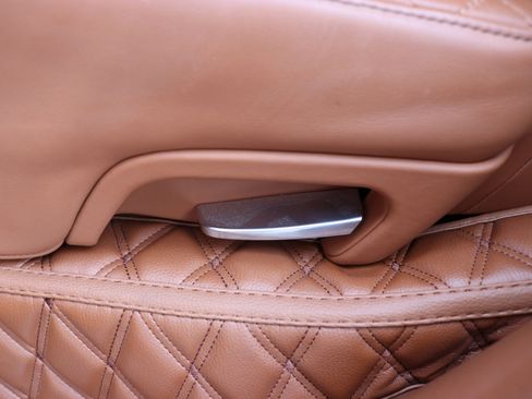 Used 2017 Bentley Bentayga image 30