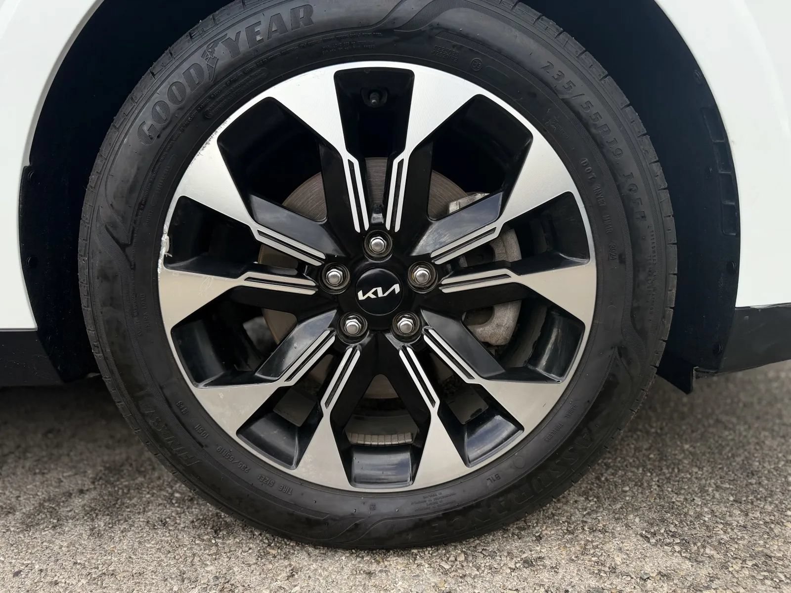 Used 2024 Kia Carnival EX FWD image 35