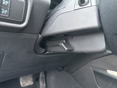 Used 2022 Ford Explorer XLT w/ Equipment Group 202A image 21