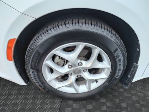 Used 2017 Chrysler Pacifica Touring-L Plus w/ Tire & Wheel Group image 23