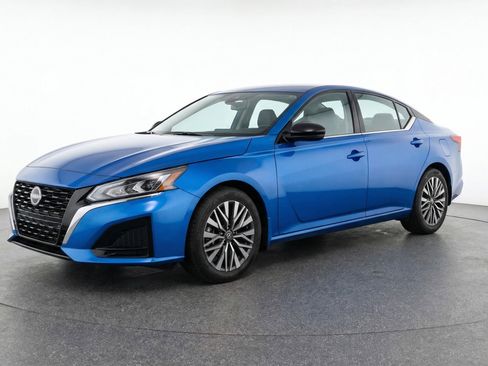 Used 2025 Nissan Altima 2.5 SV image 3