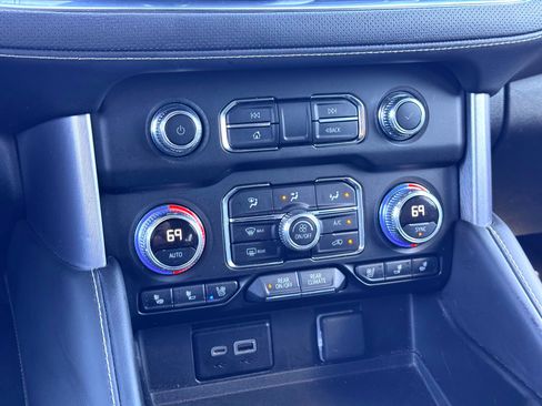 Used 2024 GMC Yukon XL SLT image 29