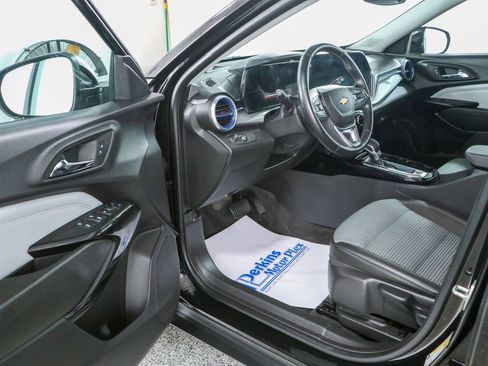 Used 2025 Chevrolet Trax LT w/ LT Convenience Package FWD image 3