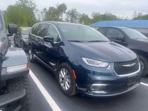 Used 2025 Chrysler Pacifica Select AWD/4WD image 2