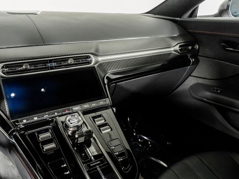 Used 2025 Aston Martin V8 Vantage Coupe image 30