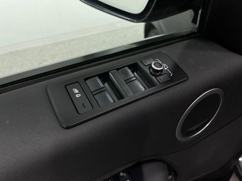 Used 2020 Land Rover Discovery HSE image 17