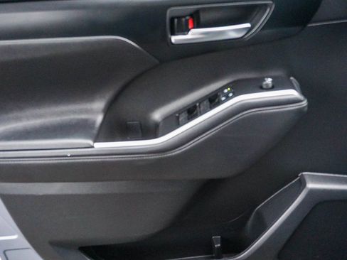 Used 2022 Toyota Highlander XLE image 19