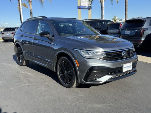 Used 2022 Volkswagen Tiguan SE R-Line image 2
