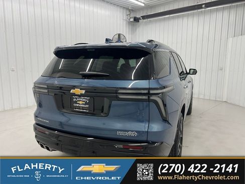 Used 2025 Chevrolet Traverse High Country FWD image 3