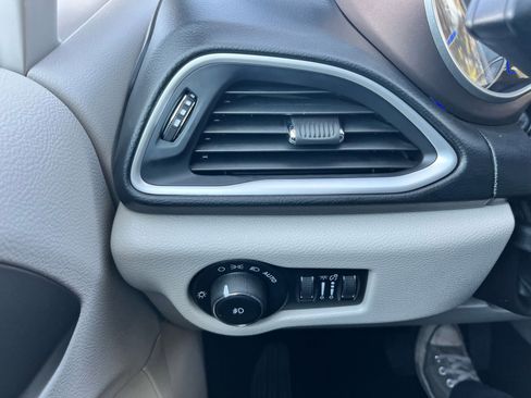 Used 2018 Chrysler Pacifica Touring-L image 26