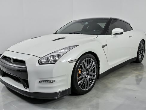 Used 2016 Nissan GT-R Premium image 6