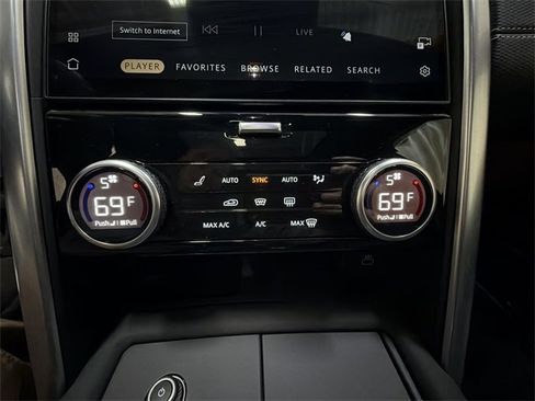 Used 2024 Land Rover Discovery Dynamic SE image 19