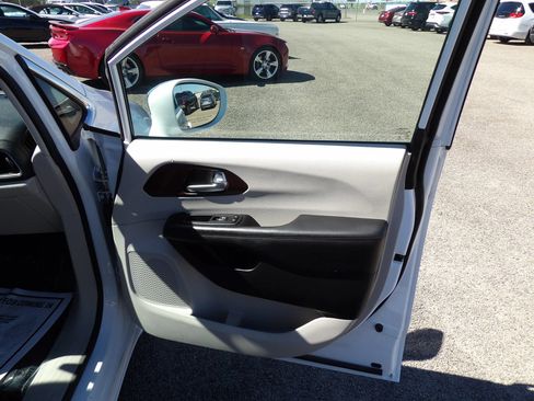 Used 2020 Chrysler Pacifica Limited FWD image 14