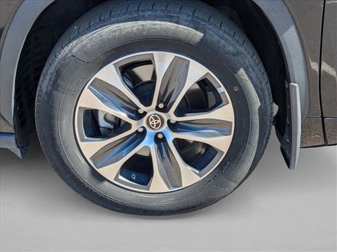 Used 2024 Toyota Highlander XLE image 27