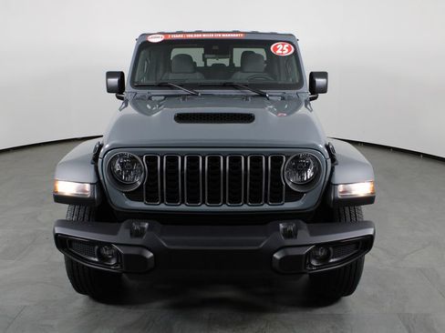 Used 2025 Jeep Gladiator Sport AWD/4WD image 13