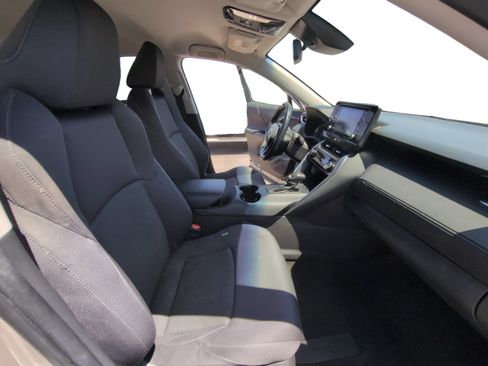 Used 2021 Toyota Venza LE AWD/4WD image 17