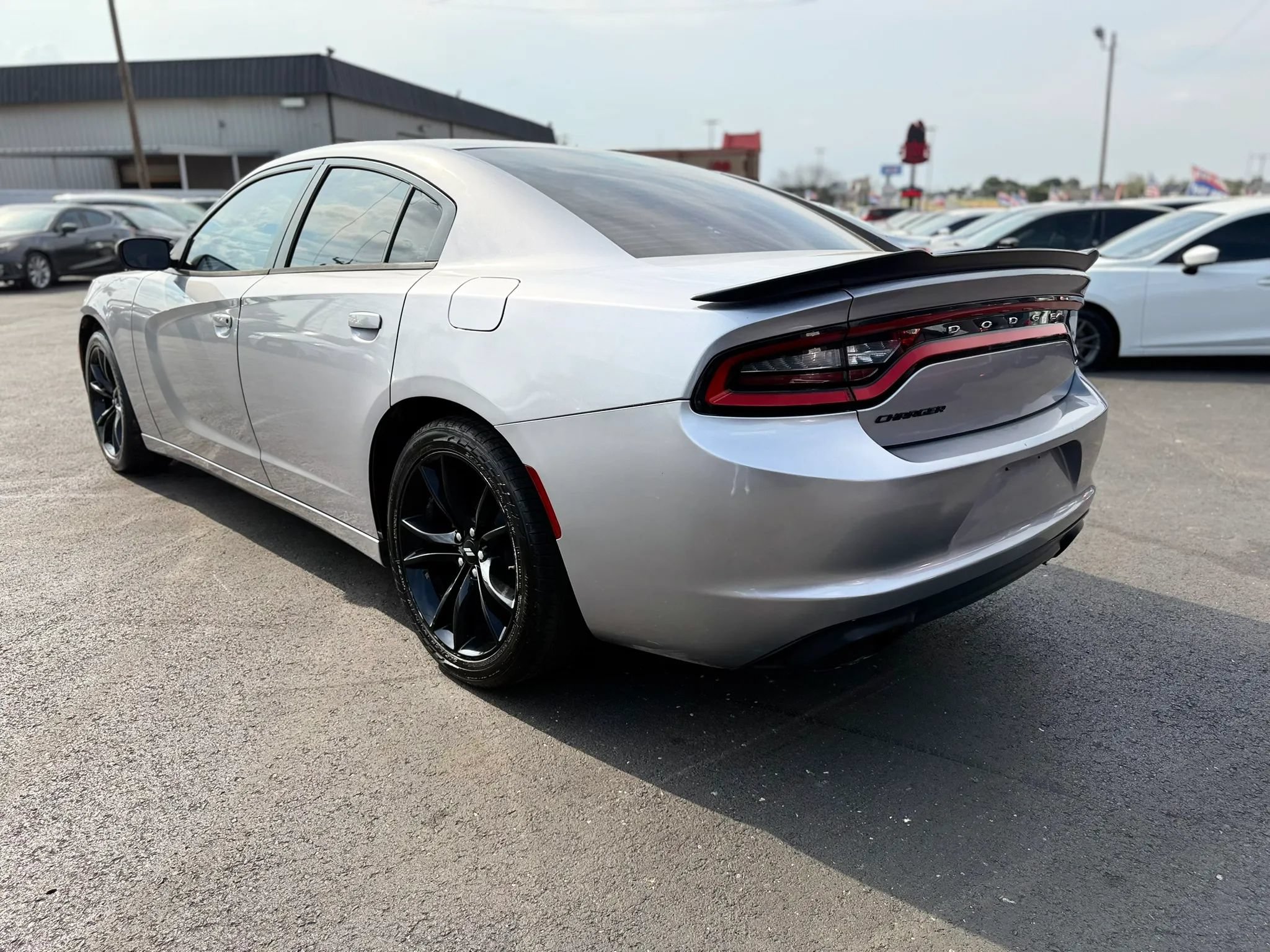 Used 2017 Dodge Charger SE w/ Blacktop Package RWD image 5
