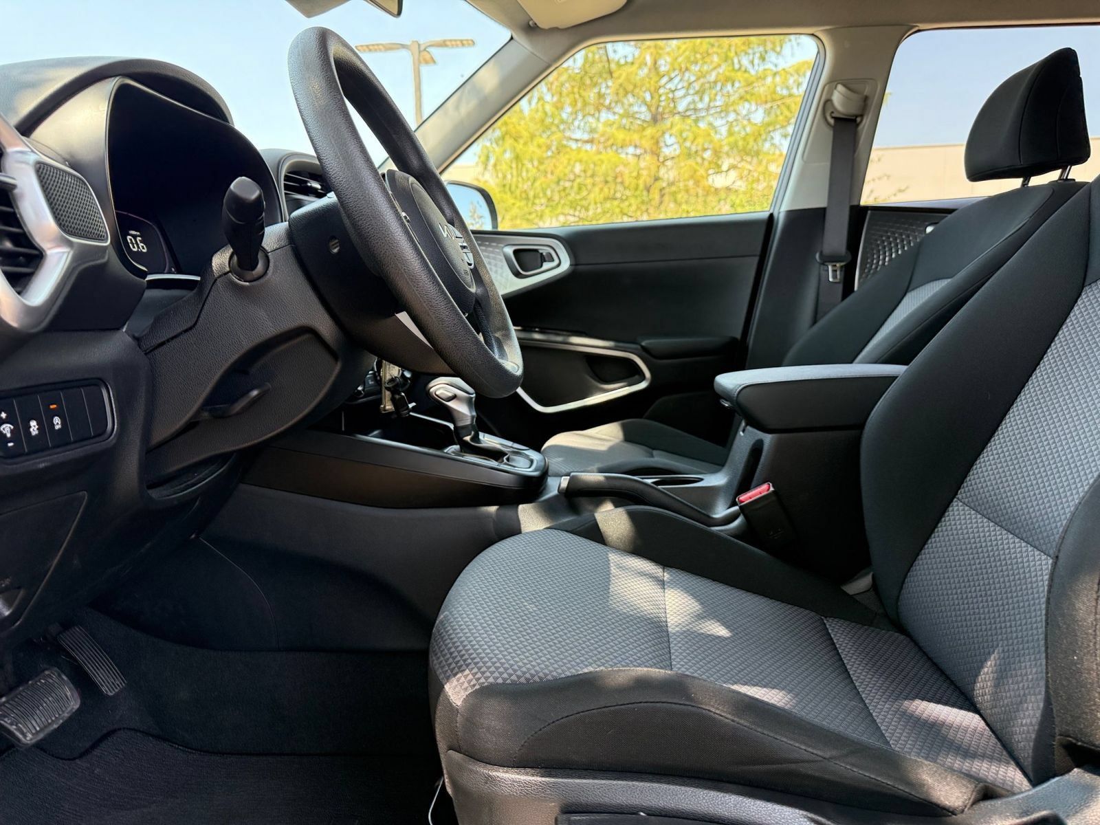 Used 2025 Kia Soul LX w/ LX Technology Package FWD image 26