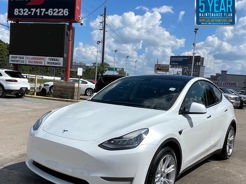 Used 2023 Tesla Model Y AWD image 1
