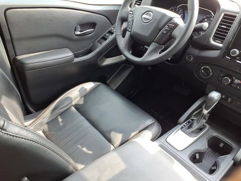 Used 2023 Nissan Frontier SV w/ SV Premium Package AWD/4WD image 9