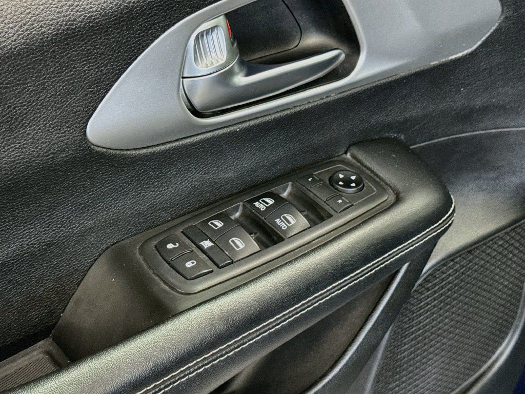 Used 2019 Chrysler Pacifica Touring Plus w/ S Appearance Package FWD image 16