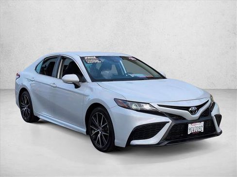 Used 2023 Toyota Camry SE FWD image 3