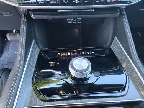 Used 2024 Jeep Wagoneer L Series II w/ Flexible Seating Group AWD/4WD image 15