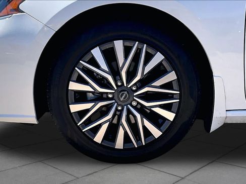 Used 2023 Nissan Altima 2.5 SV FWD image 11
