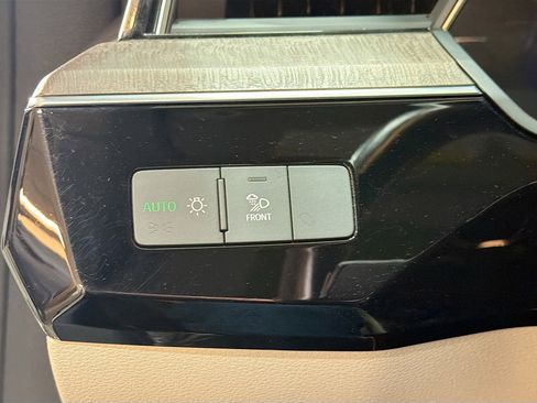 Used 2022 Audi e-tron Premium w/ Convenience Plus Package AWD/4WD image 17