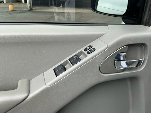 Used 2016 Nissan Frontier SV image 16