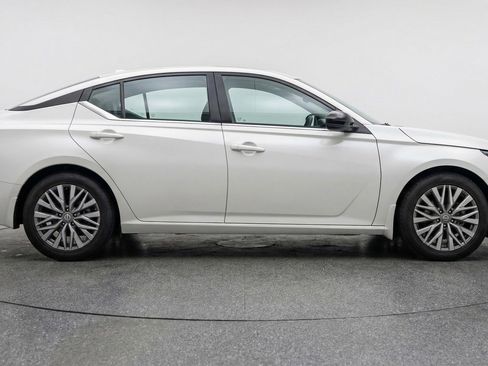 Used 2025 Nissan Altima 2.5 SV image 8