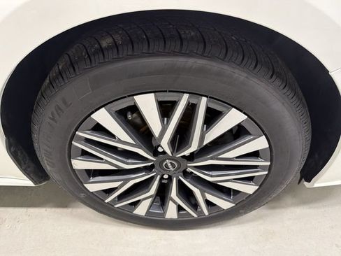 Used 2025 Nissan Altima 2.5 SV FWD image 14