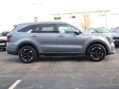 Used 2024 Kia Sorento S image 4