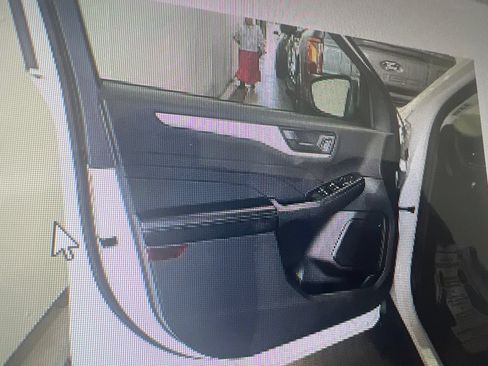 Used 2022 Ford Escape SE w/ Convenience Package FWD image 11