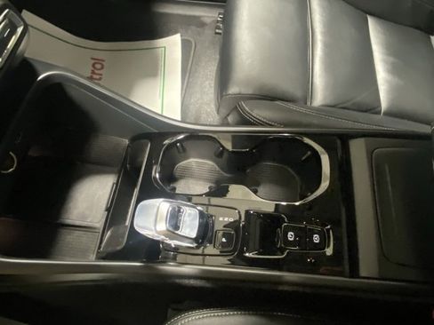 Used 2025 Volvo XC40 B5 Plus image 27