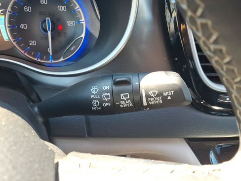 Used 2023 Chrysler Pacifica Touring-L FWD image 22