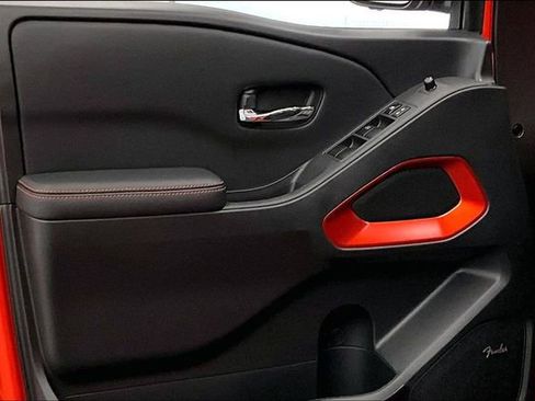 Used 2025 Nissan Frontier PRO-4X w/ Pro Convenience Package image 19