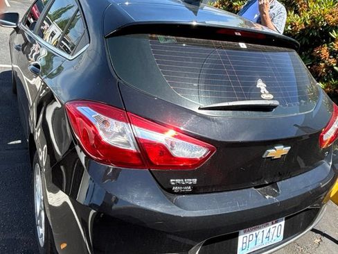 Used 2018 Chevrolet Cruze LT FWD image 3
