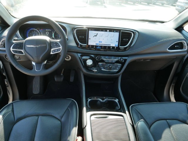 Used 2026 Chrysler Pacifica Limited FWD image 23