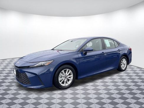 Used 2025 Toyota Camry LE image 3