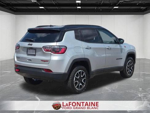 Used 2025 Jeep Compass Trailhawk AWD/4WD image 5