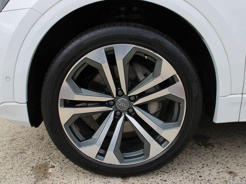Used 2019 Audi Q8 Premium Plus w/ Premium Plus AWD/4WD image 43