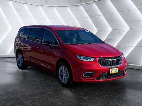 New 2026 Chrysler Pacifica Select image 8