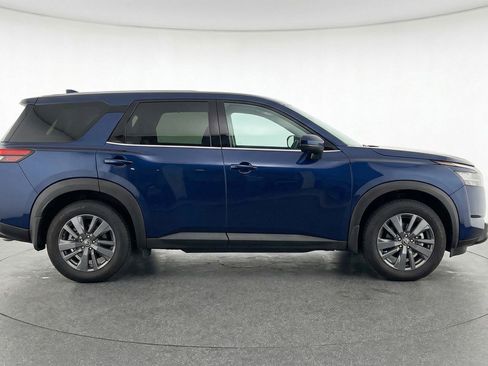 Used 2025 Nissan Pathfinder SV image 11