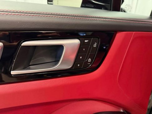 Used 2023 Porsche Cayenne Turbo image 9