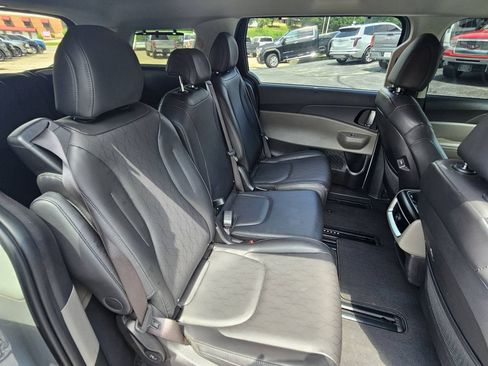 Used 2025 Kia Carnival EX FWD image 13