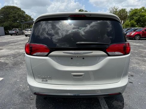 Used 2017 Chrysler Pacifica Touring-L FWD image 9