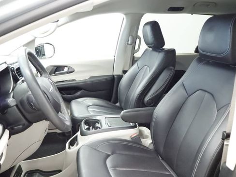 Certified 2024 Chrysler Pacifica Touring-L FWD image 21
