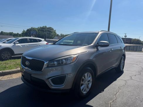 Used 2017 Kia Sorento LX FWD image 3